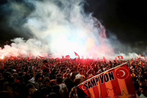 Adebayor bị xô ngã - Bóng Đá