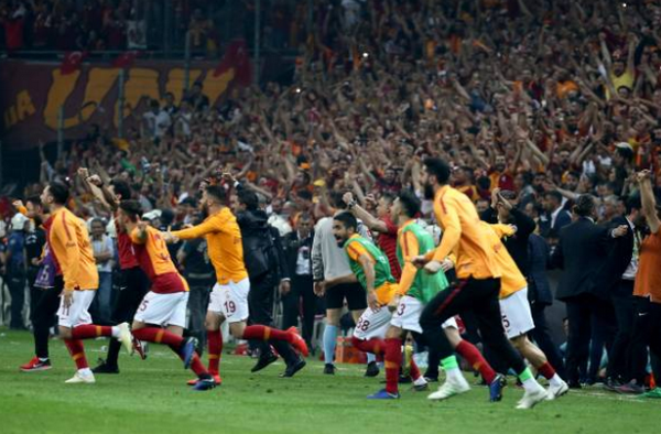 Adebayor bị xô ngã - Bóng Đá