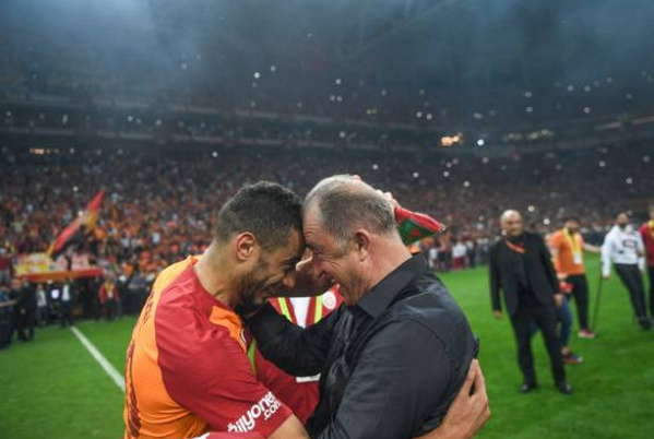 Adebayor bị xô ngã - Bóng Đá