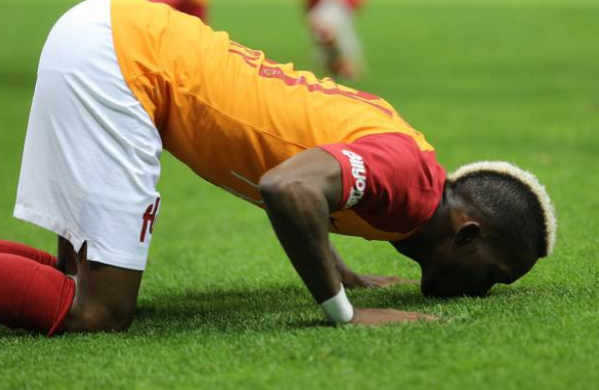 Adebayor bị xô ngã - Bóng Đá