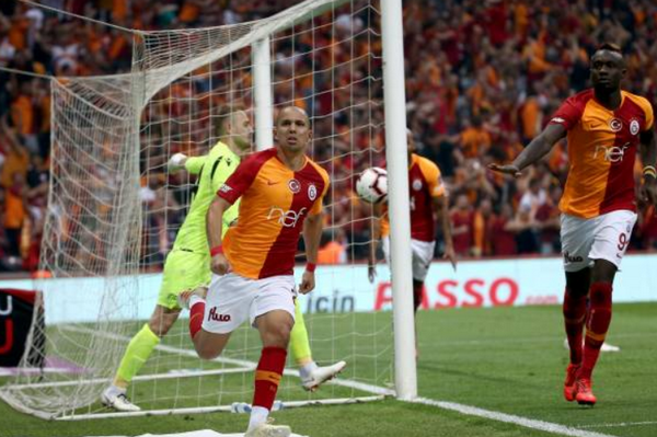 Adebayor bị xô ngã - Bóng Đá