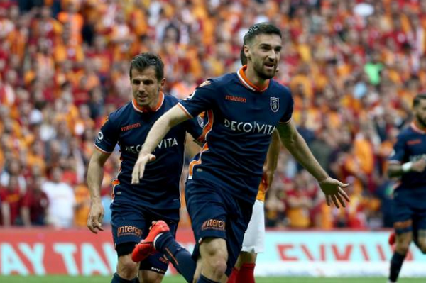 Adebayor bị xô ngã - Bóng Đá