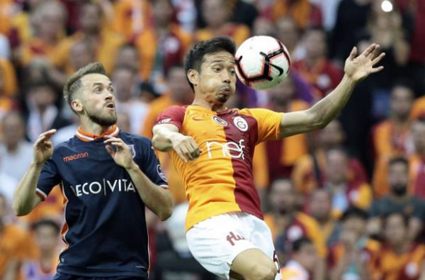 Adebayor bị xô ngã - Bóng Đá