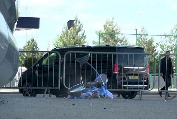 CHOÁNG! Aguero và De Bruyne khiến chiếc cúp Premier League vỡ nát - Bóng Đá