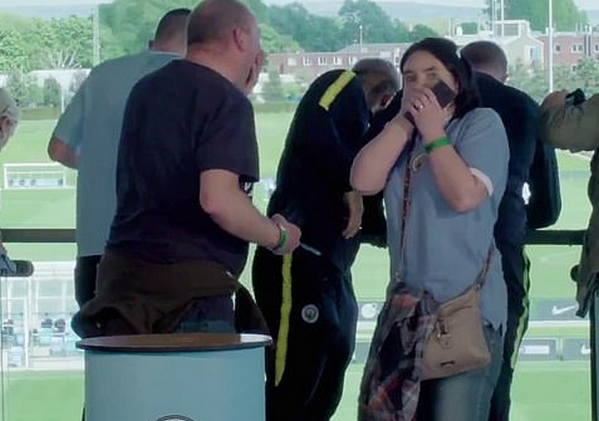 CHOÁNG! Aguero và De Bruyne khiến chiếc cúp Premier League vỡ nát - Bóng Đá