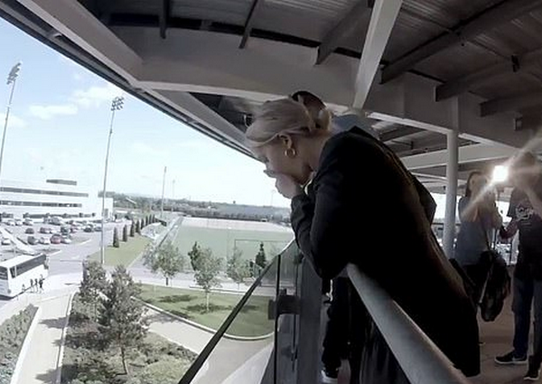 CHOÁNG! Aguero và De Bruyne khiến chiếc cúp Premier League vỡ nát - Bóng Đá