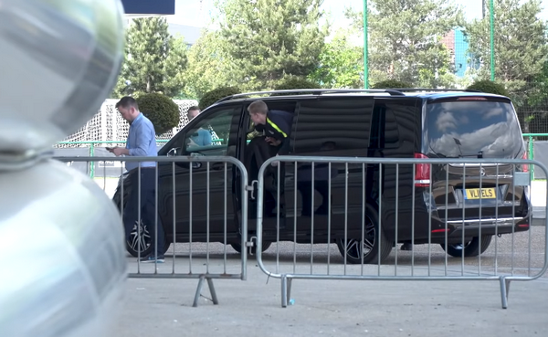 CHOÁNG! Aguero và De Bruyne khiến chiếc cúp Premier League vỡ nát - Bóng Đá