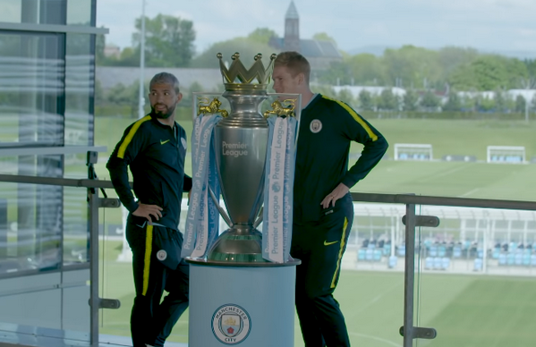 CHOÁNG! Aguero và De Bruyne khiến chiếc cúp Premier League vỡ nát - Bóng Đá