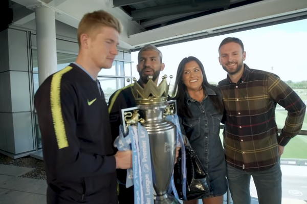 CHOÁNG! Aguero và De Bruyne khiến chiếc cúp Premier League vỡ nát - Bóng Đá