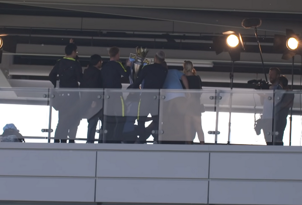 CHOÁNG! Aguero và De Bruyne khiến chiếc cúp Premier League vỡ nát - Bóng Đá