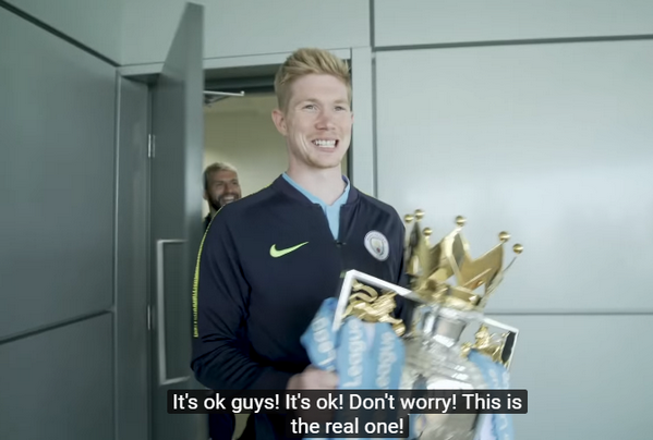 CHOÁNG! Aguero và De Bruyne khiến chiếc cúp Premier League vỡ nát - Bóng Đá