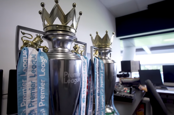 CHOÁNG! Aguero và De Bruyne khiến chiếc cúp Premier League vỡ nát - Bóng Đá