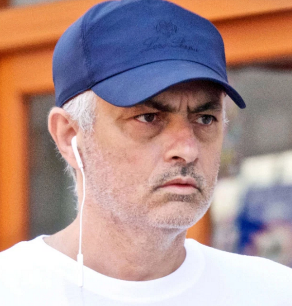 Mourinho cắt tóc, cạo râu tại London - Bóng Đá