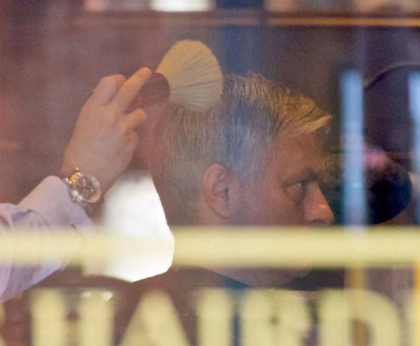 Mourinho cắt tóc, cạo râu tại London - Bóng Đá