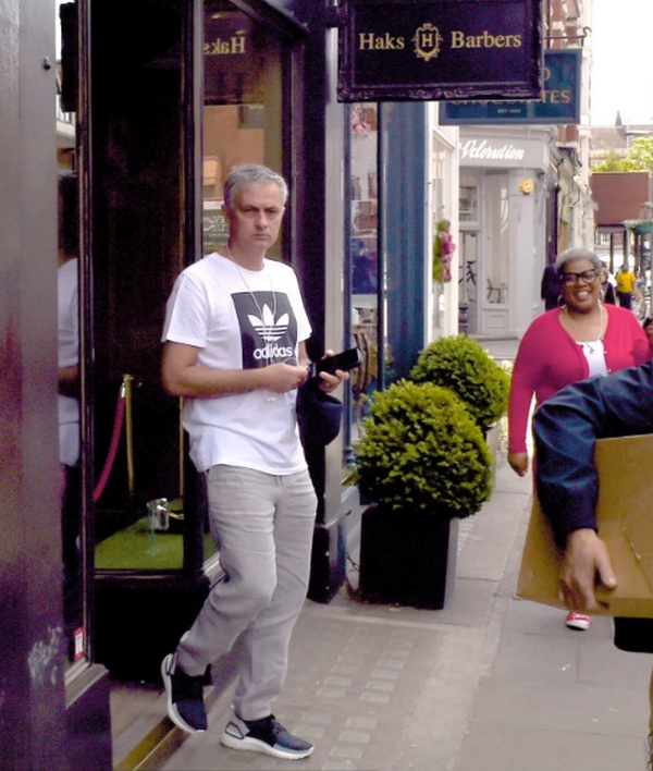 Mourinho cắt tóc, cạo râu tại London - Bóng Đá