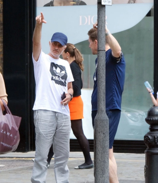 Mourinho cắt tóc, cạo râu tại London - Bóng Đá