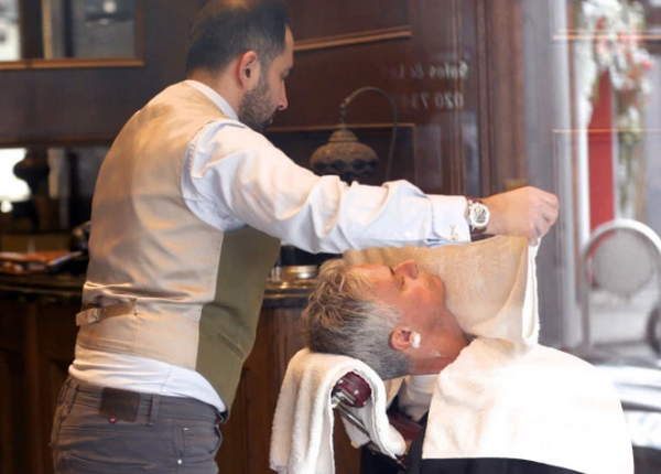 Mourinho cắt tóc, cạo râu tại London - Bóng Đá