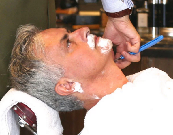 Mourinho cắt tóc, cạo râu tại London - Bóng Đá