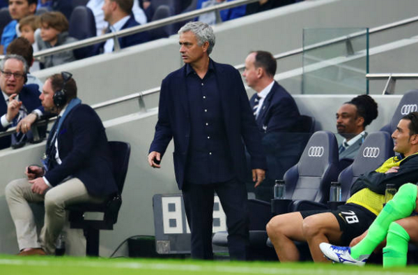 Mourinho cắt tóc, cạo râu tại London - Bóng Đá