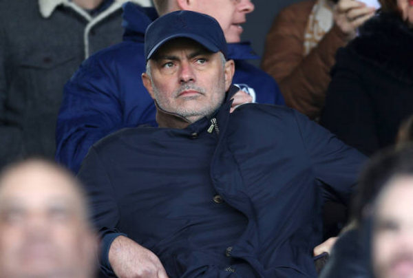 Mourinho cắt tóc, cạo râu tại London - Bóng Đá