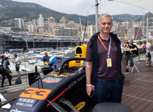 Mourinho cắt tóc, cạo râu tại London - Bóng Đá