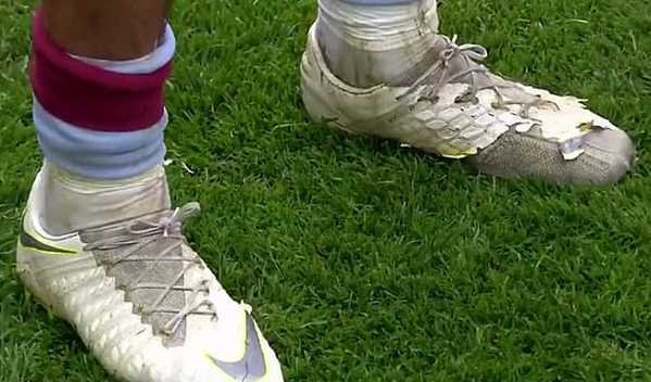 Jack Grealish mang giày rách - Bóng Đá