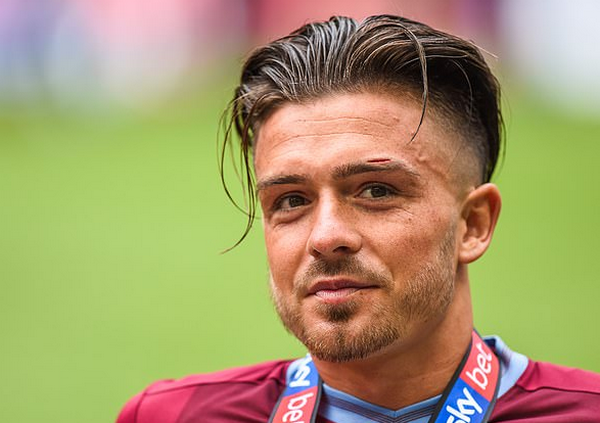 Jack Grealish mang giày rách - Bóng Đá