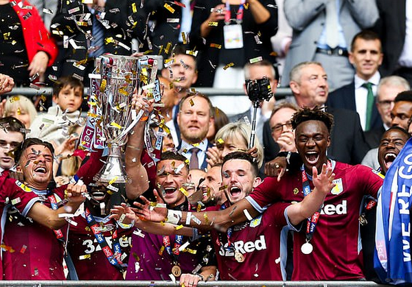 Jack Grealish mang giày rách - Bóng Đá