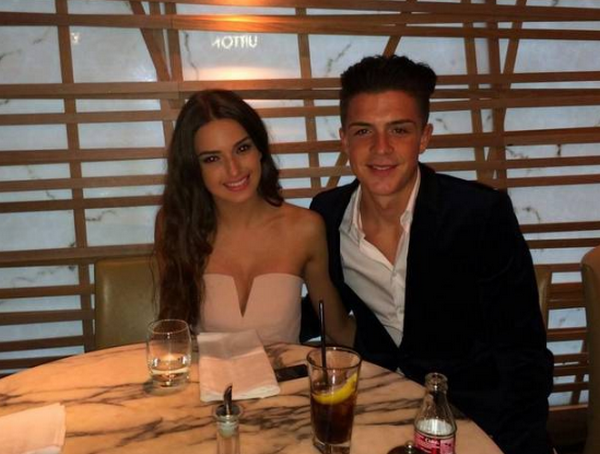 Jack Grealish mang giày rách - Bóng Đá