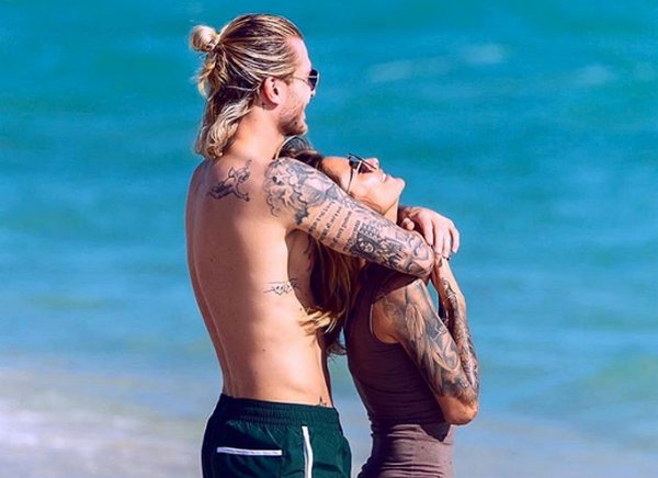 Tiếp tục mắc sai lầm, Karius khiến bạn gái 'mang họa' - Bóng Đá