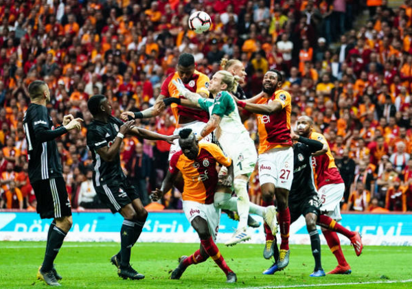 Tiếp tục mắc sai lầm, Karius khiến bạn gái 'mang họa' - Bóng Đá