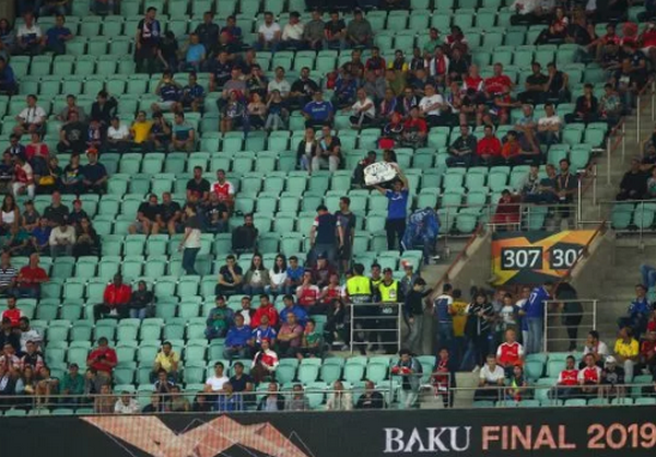 Baku chứng kiến hàng ngàn ghế trống - Bóng Đá
