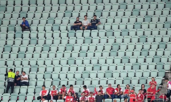 Baku chứng kiến hàng ngàn ghế trống - Bóng Đá