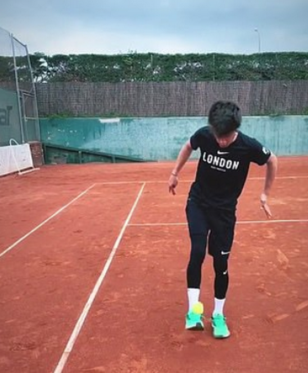 Riqui Puig tâng bóng tennis - Bóng Đá