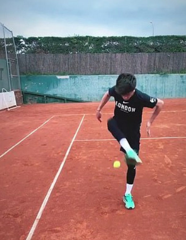 Riqui Puig tâng bóng tennis - Bóng Đá
