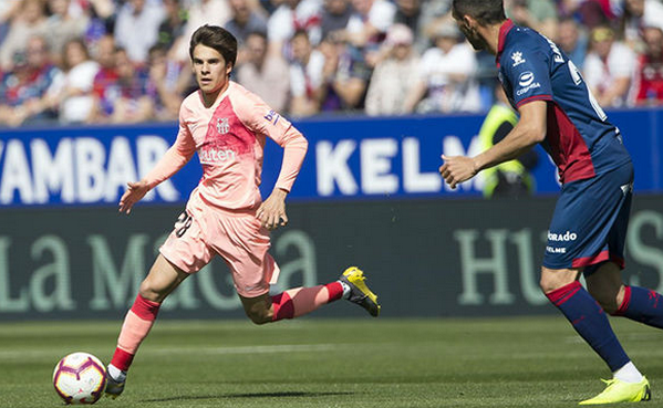 Riqui Puig tâng bóng tennis - Bóng Đá