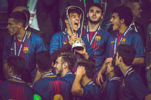 Riqui Puig tâng bóng tennis - Bóng Đá