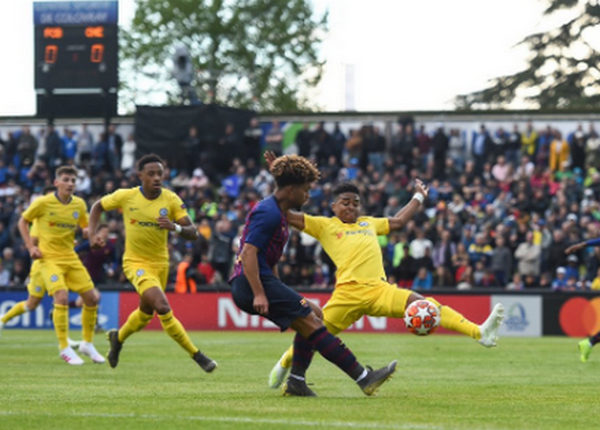 Riqui Puig tâng bóng tennis - Bóng Đá