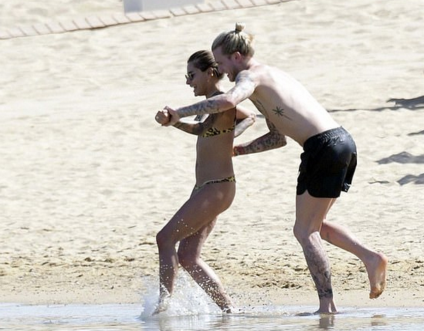 Karius đi chơi cùng bạn gái - Bóng Đá