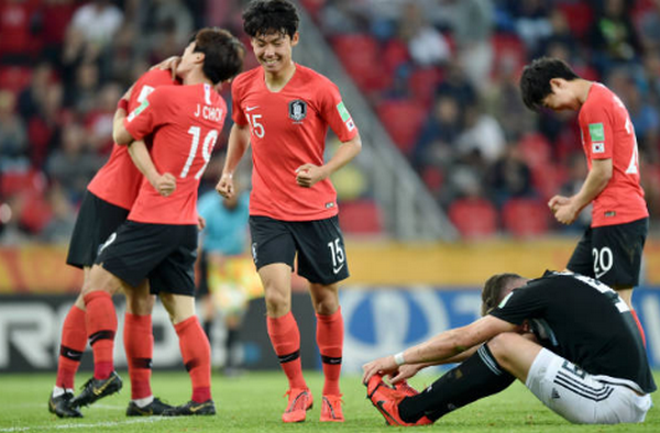 Vô địch châu Âu, đàn em Ronaldo vẫn 'sấp mặt' tại vòng bảng World Cup - Bóng Đá