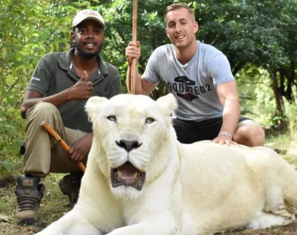 Bạo gan, cựu sau Barca tình tứ cùng bạn gái trước mặt sư tử - Bóng Đá