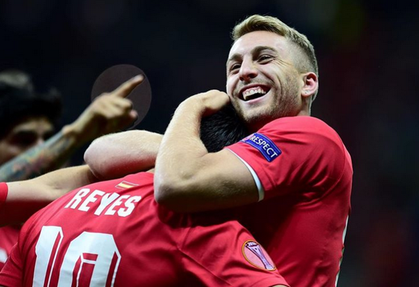 Bạo gan, cựu sau Barca tình tứ cùng bạn gái trước mặt sư tử - Bóng Đá