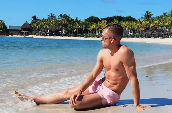 Bạo gan, cựu sau Barca tình tứ cùng bạn gái trước mặt sư tử - Bóng Đá