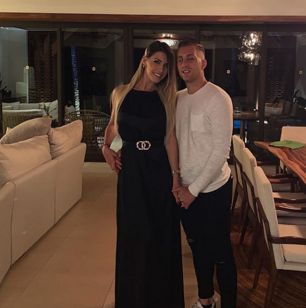 Bạo gan, cựu sau Barca tình tứ cùng bạn gái trước mặt sư tử - Bóng Đá