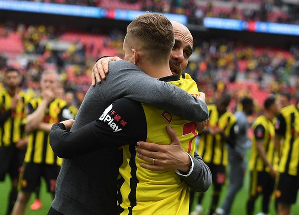 Bạo gan, cựu sau Barca tình tứ cùng bạn gái trước mặt sư tử - Bóng Đá