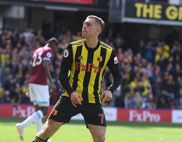 Bạo gan, cựu sau Barca tình tứ cùng bạn gái trước mặt sư tử - Bóng Đá