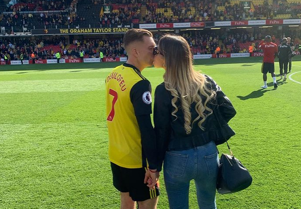 Bạo gan, cựu sau Barca tình tứ cùng bạn gái trước mặt sư tử - Bóng Đá