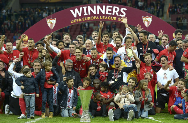 Bạo gan, cựu sau Barca tình tứ cùng bạn gái trước mặt sư tử - Bóng Đá