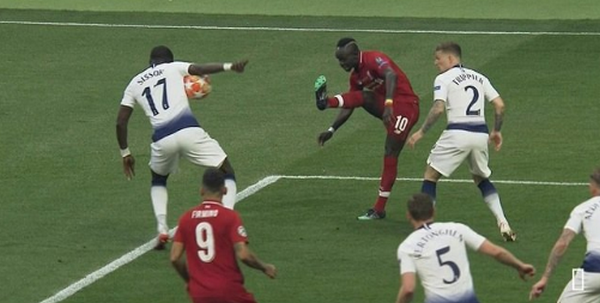 Tiết lộ: Phía sau màn ăn mừng của Salah là sự thật 'đau lòng'  - Bóng Đá