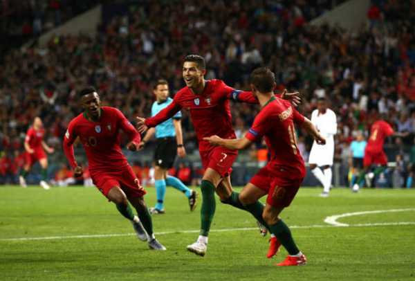 Đỉnh cao như Ronaldo, 3 bàn là 3 siêu phẩm - Bóng Đá